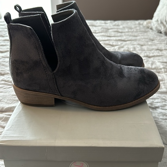 💕 2 for $15 - Suede like booties - Picture 5 of 8
